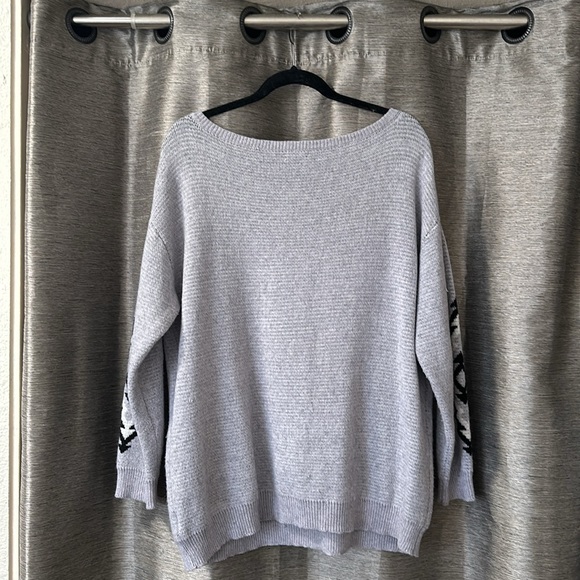 Oversized Knit Sweater with Aztec Print - Picture 4 of 8